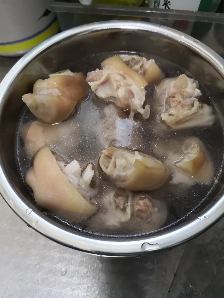 砂锅炖猪蹄,热水烫一下,看一下猪蹄,如果有毛,开火拿把剪刀夹着去一下毛
然后,锅里添加热水,放猪蹄,一块干姜片,料酒,开火煮个15分钟,去去腥气
你会很感激这一个步骤,那味道~
15分钟后,捞出来,放到盆里,加冷水放一会儿