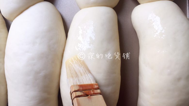 奶油夹馅面包,发至差不多有原来的两倍大,取出,表面刷上蛋液。烤箱预热,170度,20分钟(具体的时间、温度还请根据自家烤箱灵活设定)中途注意观察,上色了及时加盖锡纸。