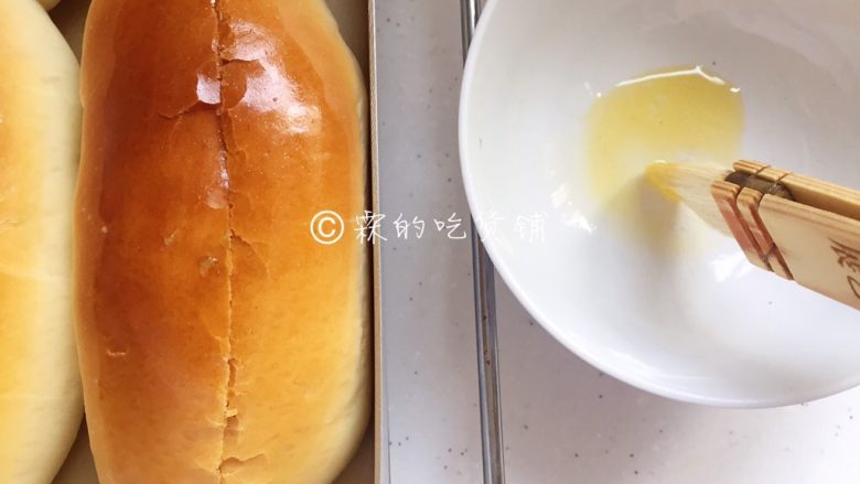 奶油夹馅面包,可以选择,在烤好的面包上刷上一点点融化的黄油