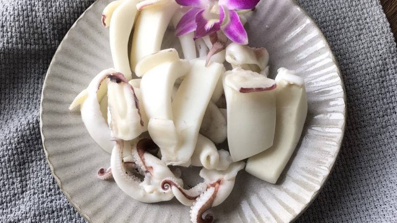 白灼墨鱼,三种蘸汁各有风味,本人还是更喜欢芥末酱油😜