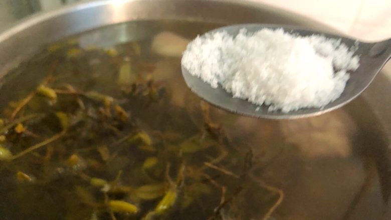 猪尾骨炖石橄榄,蒸好放入适量盐,继续再蒸10分钟。