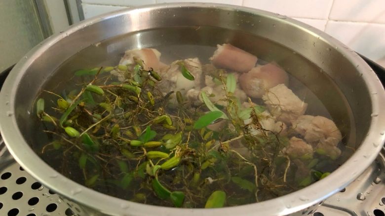 猪尾骨炖石橄榄,倒入适量水(水放多少自己看,想喝多少汤就放多少水),锅里放入适量水烧开,放上蒸架,把大碗放到蒸架上,大火蒸5分钟,转中火蒸60分钟
