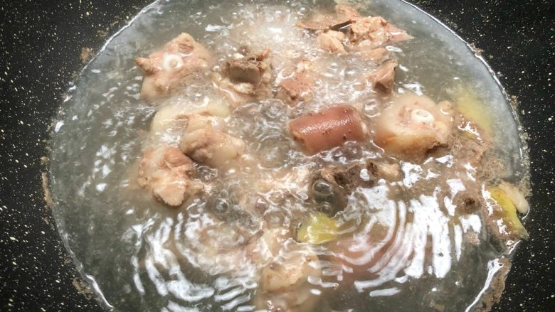 猪尾骨炖石橄榄,水开再煮2分钟,煮出血末关火。