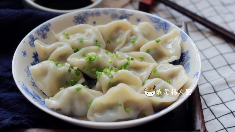 西芹猪肉饺子,煮熟盛出