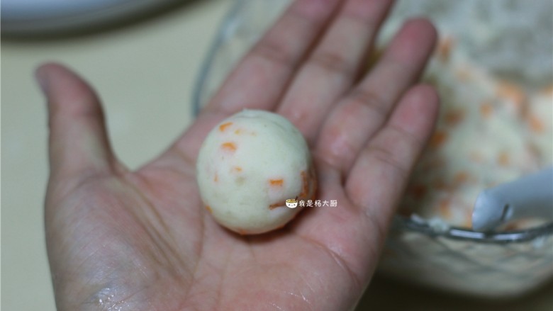 土豆饼,取出一块面团,搓成小球