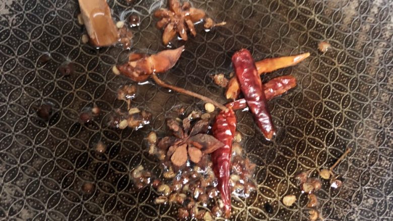 麻辣香锅,另起一锅放油,放入香料炒香,然后捞出,只用剩下的油就行了