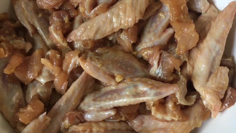 十味  板筋蒸鸡翅,再加入板筋一起拌匀