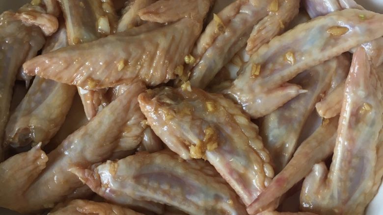 十味  板筋蒸鸡翅,先把鸡翅放入碟里