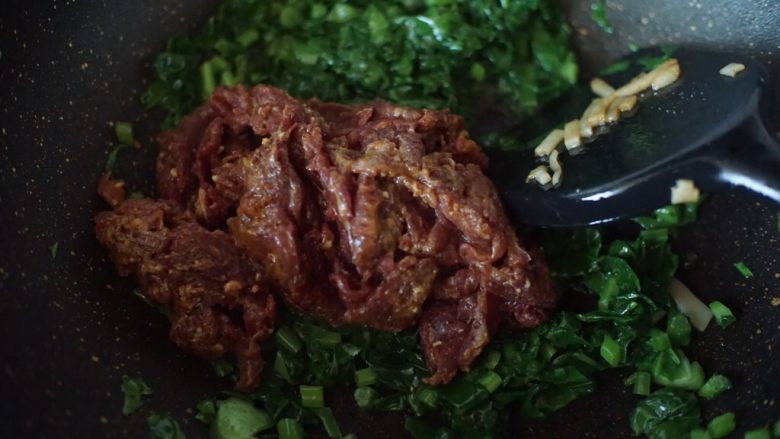 十味 炒牛肉粿,然后倒入腌制好的牛肉大火翻炒