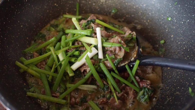 十味 炒牛肉粿,最后加入<a style='color:red;display:inline-block;' href='/shicai/ 3250'>葱</a>段翻拌均匀后倒入盘中粿条上即成