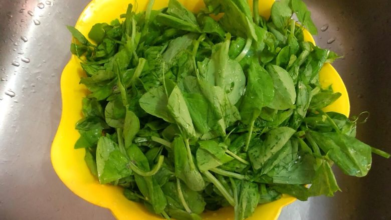 炒豌豆尖,浸泡好洗净,沥水待用。