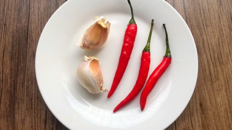 炒豌豆尖,<a style='color:red;display:inline-block;' href='/shicai/ 2795'>蒜头</a>10g,小米辣3个