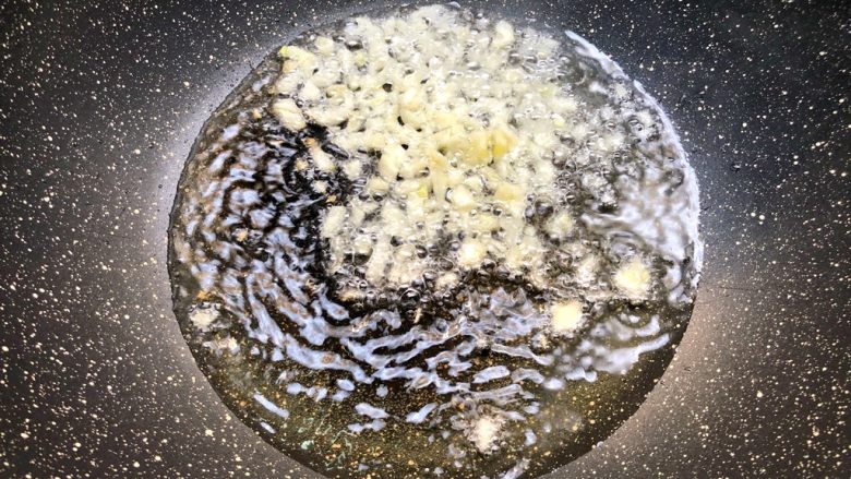炒豌豆尖,热锅放入适量油烧热,放入蒜末炒香。