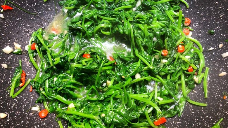 炒豌豆尖,翻炒均匀,准备出锅