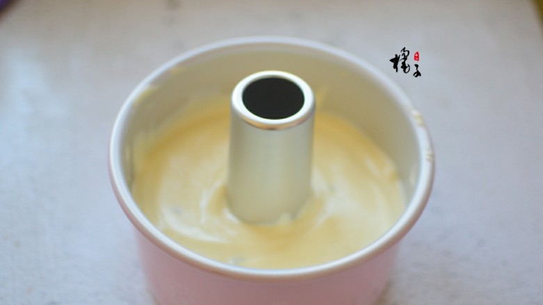 蓝莓戚风蛋糕,倒入模具,我用的是6寸中空模具,震几下大气泡