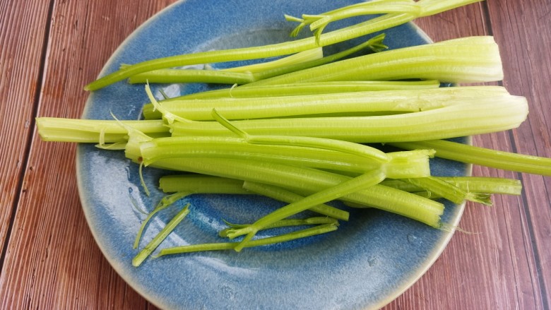 炒芹菜粉条,先准备好<a style='color:red;display:inline-block;' href='/shicai/ 125'>芹菜</a>,摘掉叶子洗干净。