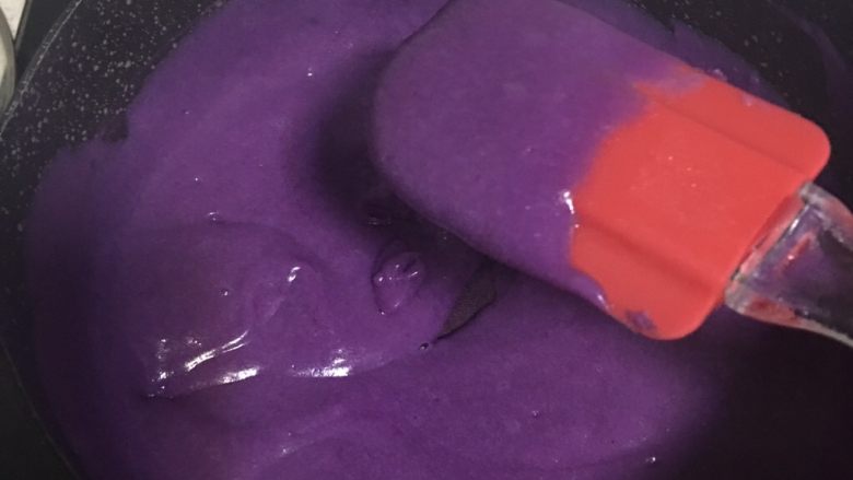 紫薯牛奶小方,7️⃣ 煮至可以提起,不易落下即可(大约10分钟)