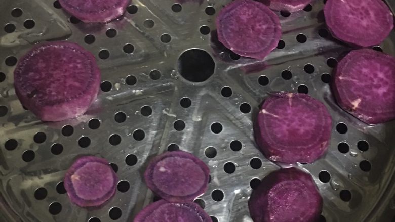 紫薯牛奶小方,2️⃣ 切成小片,放入蒸锅上蒸至用筷子可以戳碎。
