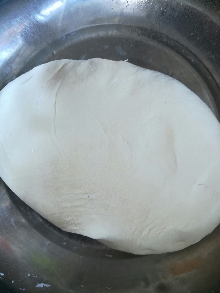 椒盐葱油饼,揉成光滑的面团盖保鲜膜,醒20分钟