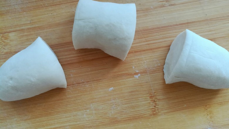 椒盐葱油饼,分成面剂子(大小随意)