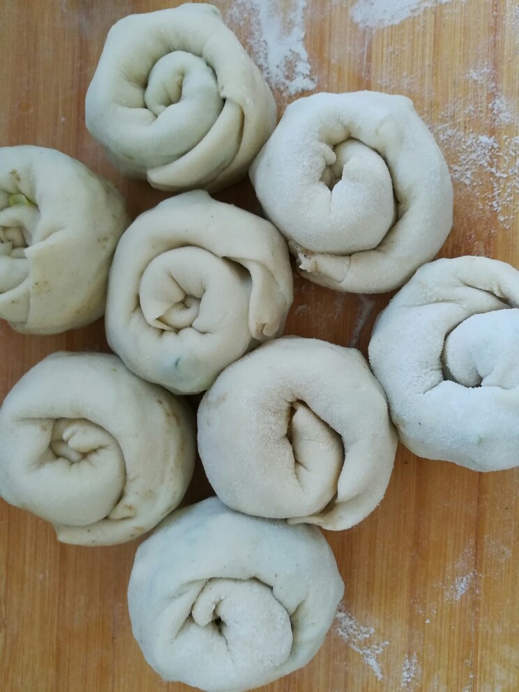 椒盐葱油饼,依次做好