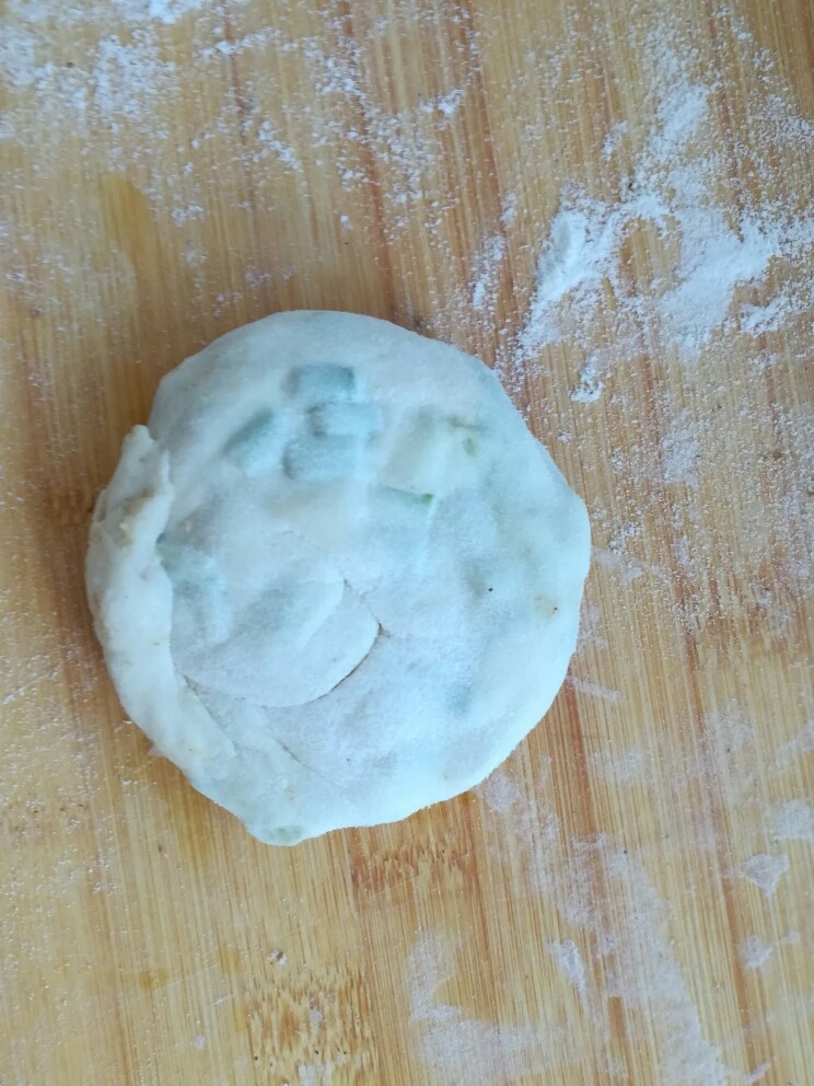 椒盐葱油饼,取一个按扁