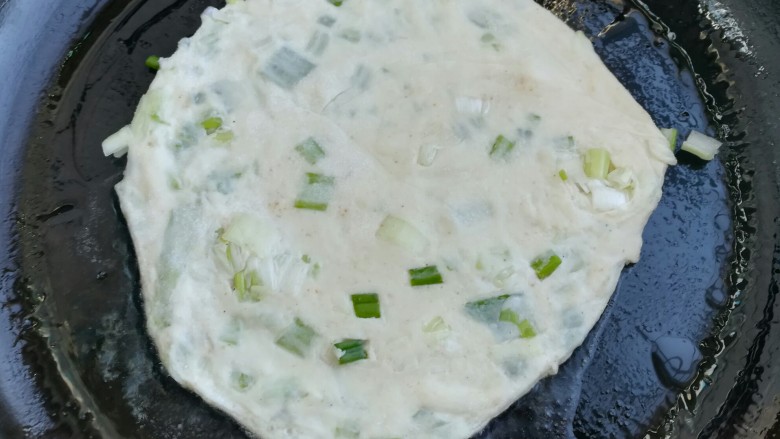 椒盐葱油饼,平底锅加适量的花生油烧热后,放入油饼