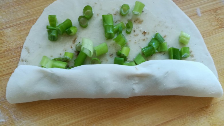 椒盐葱油饼,从一边卷起