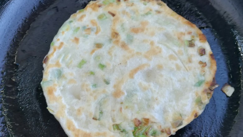 椒盐葱油饼,煎至两面金黄即可