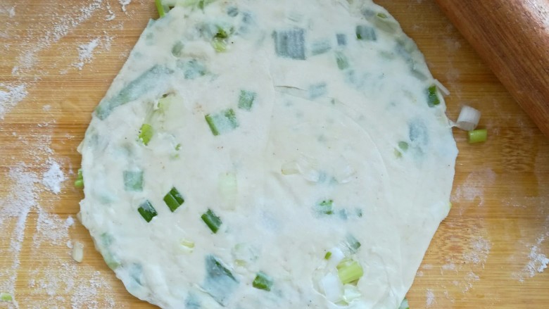 椒盐葱油饼,再用擀面杖擀开,擀的越薄越好