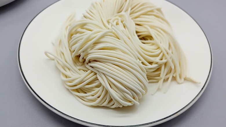 十味 记忆里的味道《酸菜鱼片面》,鲜面条准备一斤、够一家子吃。