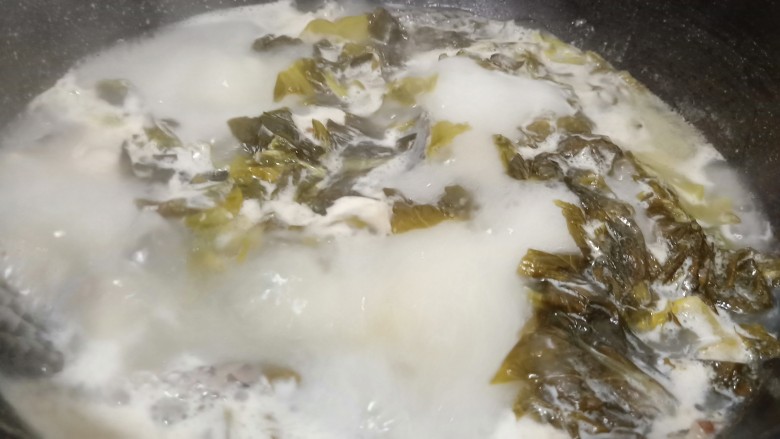 十味 记忆里的味道《酸菜鱼片面》,加酸菜翻炒出香味、加适量的开水大火慢慢炖。