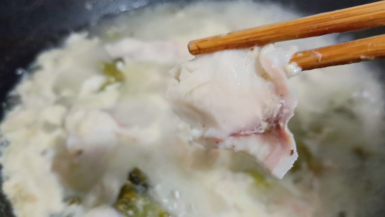 十味 记忆里的味道《酸菜鱼片面》,放入鱼片烫熟即可。