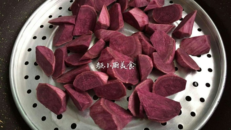紫薯饼,将切好的紫薯块放入蒸架,下锅隔水大火蒸,蒸至紫薯熟透。