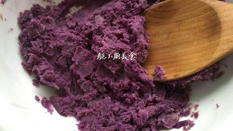 紫薯饼,蒸好的紫薯块出锅倒入大碗里,加入适量<a style='color:red;display:inline-block;' href='/shicai/ 3729'>白糖</a>,用勺子压成泥状, 压的越细腻就越好。