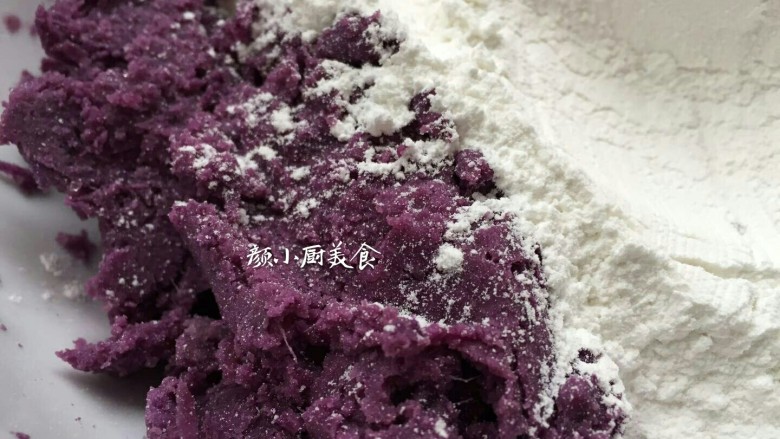 紫薯饼,压好的紫薯泥加入一小碗的<a style='color:red;display:inline-block;' href='/shicai/ 520'>糯米粉</a>,即吃饭的小碗,加入适量清水揉成光滑面团