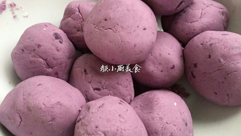 紫薯饼,然后弄成一个个45克的小面团,可以用食品电子称会准确点,没有称的话就大概一下就可以