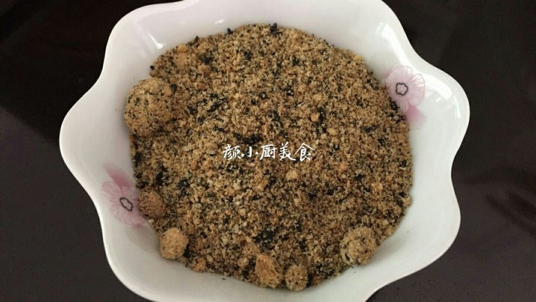 紫薯饼,这个馅要提前弄好,就花生,黑芝麻分别炒香,花生炒好搓去外衣,然后用料理机打成碎末,加入红糖粉搅拌均匀即可。