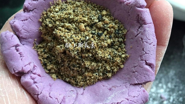 紫薯饼,紫薯面团压扁包入馅料收口搓圆,然后面团拍上一些糯米粉。