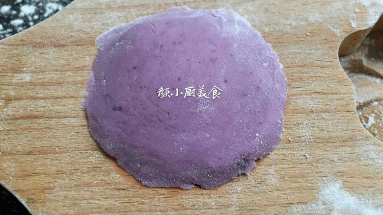 紫薯饼,放入饼印用力一压。