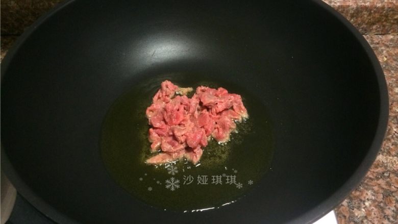 十味 芦笋炒牛肉,放入牛肉快速翻炒变色断生。