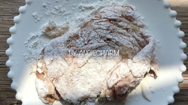 不添油的烤鸡腿扒,先均匀蘸上面粉。