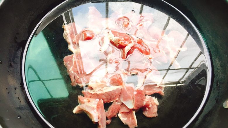家庭版--红烧牛肉面,炖牛肉不用焯水,先焯水再入锅炖,牛肉很容易柴。牛肉要冷水下锅,随着水温的升高,牛肉中的血水会凝固析出。