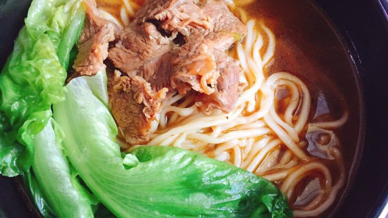 家庭版--红烧牛肉面,浇上红烧牛肉的汤汁和肉,再焯些青菜一碗美味牛肉面就OK