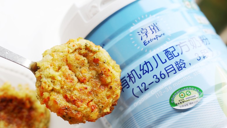 土豆蔬菜饼,用勺子或铲子摊成小饼状,薄一点,小火煎煎至两面金黄,全部成熟后即可出锅。