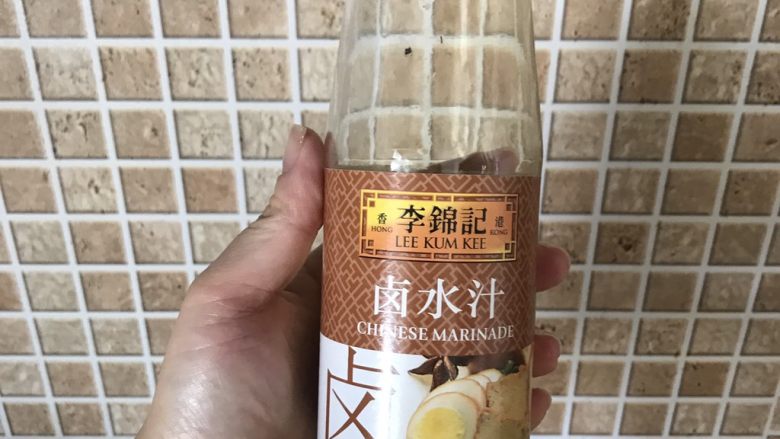 烤箱版脆皮乳鸽,<a style='color:red;display:inline-block;' href='/shicai/ 146117'>卤水汁</a>200ml，按1:3的比例加水调制好大火煮开（我这里卤了四只鸽子，如果2只的话请减半），因为卤水比较咸再加两勺冰糖粉