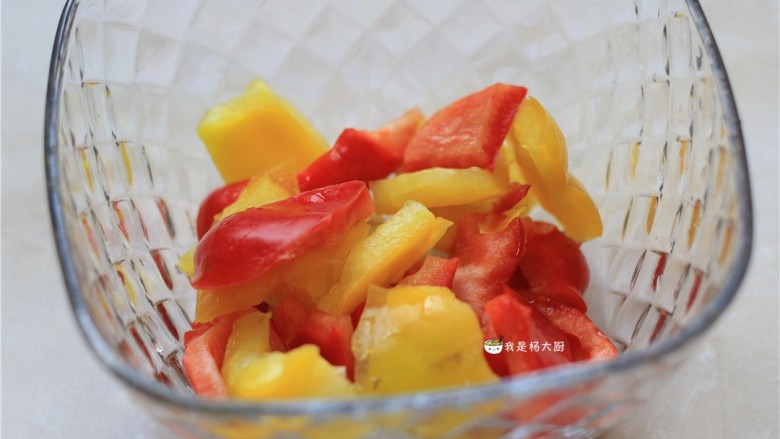 捞汁手撕拌菜,<a style='color:red;display:inline-block;' href='/shicai/ 3554'>彩椒</a>洗净,撕成小块,备用。