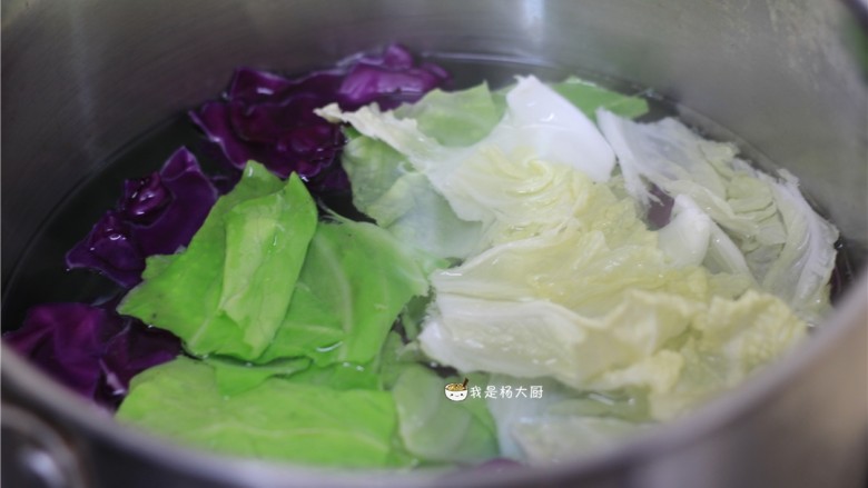 捞汁手撕拌菜,锅内注水烧开,加入少量食用油,放入撕好的蔬菜,煮一分钟,至蔬菜熟软。