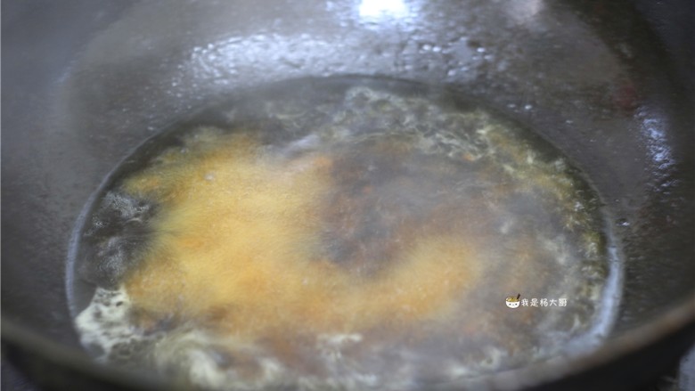 捞汁手撕拌菜,锅内放少量食用油,加入清水、辣椒油、<a style='color:red;display:inline-block;' href='/shicai/ 721'>蚝油</a>搅拌均匀,再加入生抽、陈醋、盐,煮至沸腾。