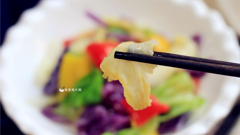 捞汁手撕拌菜,让菜少一些油炒炸烤,多一些健康。